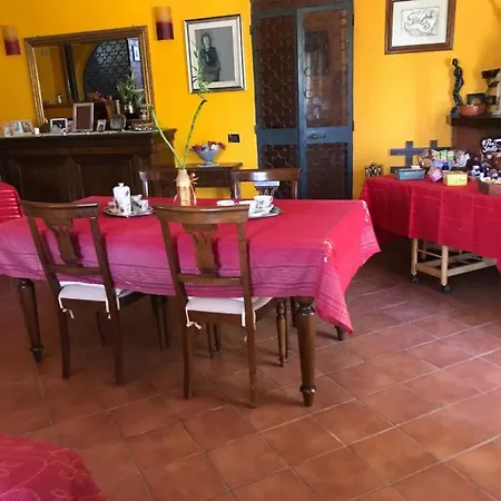 Mirella's House Viaverona 住宿加早餐酒店 阿尔代亚