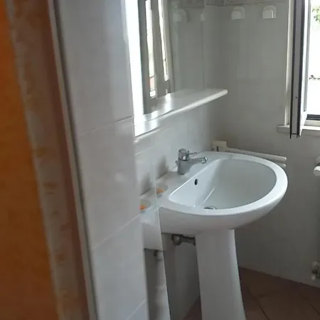 Mirella's House Viaverona 住宿加早餐酒店 阿尔代亚